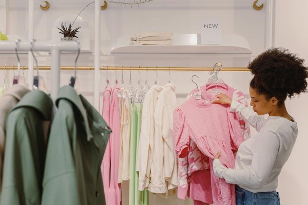 Quelles sont les tendances mode féminine à suivre cette saison ?